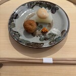 温石 - おでんをイメージした前菜、揚げた真丈、聖護院大根、柚子胡椒