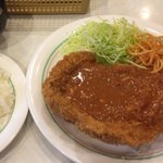 ホワイトハウス - イタリアンチキンカツ定食
      チキンカツはとーってもジューシーで淵までサックサク(^o^)/
      モデルさんの顔ぐらいの大きさでしたがペロリ！
      もちろんご飯、味噌汁つきです。