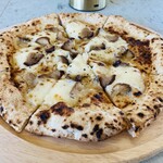 LABO and CAFE YAMAMOTO - ■いぶりがっこと酒粕チーズピッツァ1880円