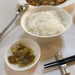 赤坂 四川飯店 - 「ランチセット」のご飯とザーサイ