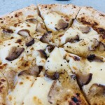 LABO and CAFE YAMAMOTO - いぶりがっこと酒粕チーズピッツァ