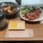 THE STANDARD BAKERS - モーニングセット\890（パンの盛り合わせ+サラダソーセージ+セットドリンク）1