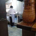 蕎麦 しらいし - お姉さんが天ぷら担当