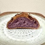 ベッカライ コンディトライ ヒダカ - むらさきいもとナッツとレモンのパン