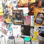 蕎麦 しらいし - 待合にはなんかポスター凄い