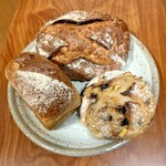 ベッカライ コンディトライ ヒダカ - むらさきいもとナッツとレモンのパン　胡桃のパン　ネーブル&ビターチョコオレンジ