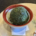 Restaurant 母屋 - 「自家製バカリャウ(干し鱈)と里芋のコロッケ」は、酒屋の軒先にぶら下がる「杉玉」をイメージしているそうです