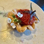 Restaurant 母屋 - 「ドライトマトのタルト」は、芋を練り込んだタルトにアンチョビサワークリームとドライトマトをのせたもの