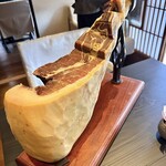 Restaurant 母屋 - 常陸野ハム工房 BARREL SMOKEでつくった17カ月熟成したプロシュート（豚モモ肉の生ハム）を見せてくれました