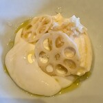 Restaurant 母屋 - 酢漬けの蓮根も添えられています