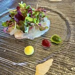 Restaurant 母屋 - 木内家特製の柚子胡椒ソース、梅干しソース、春菊ホップソース付き。味変用に煎り酒と赤酢のボトルも用意してくれました。