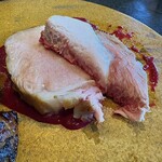 Restaurant 母屋 - 木内家で昔から使っているお釜に藁を入れ、芳ばしく焼き上げた肉。古代米の「朝紫（あさむらさき）」で仕込んだ菊盛 古代米造り「朝紫」を使ったソースでいただく、コクのある味です。