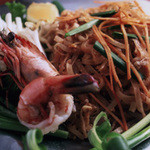 Pad Thai < Yakisoba (stir-fried noodles) with rice noodles with natural shrimp>