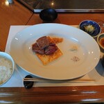 利心 - お肉,お漬け物,ご飯,赤だし,タレ[大根すり],お水☆