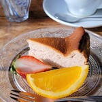 葉っぱのきもち森のカフェ - drink & cake set（ストロベリーチーズケーキ、ホットコーヒー）