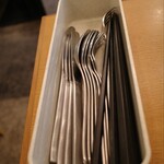 ファイヤーチキン - カラトリーも充実