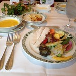 ロウリーズ・ザ・プライムリブ 大阪 - 多彩なお野菜がビュッフェスタイルでいただけます！