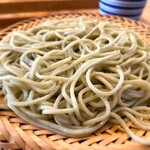 そばの実 一閑人 - 生粉打ち（きこうち）
      淡い緑色。喉越しが堪りません