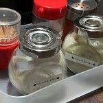 暗黒中華そば 雷電 - 卓上調味料