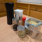 おにやんま - テーブル上の調味料もうどんを引き立てる