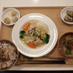 トーコーキッチン - 鶏のクリームフリカッセ 副菜二品、豚汁、ご飯