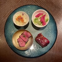 THE CONDER HOUSE - 前菜4種盛り合わせ
                    右下から時計回りに）渥美豚の叉焼、牛肉の紹興酒漬け、柚子くらげ と いくら、青ザーサイと紅しぐれ大根の和え物）