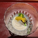 おかもと - 鮑炙りふぐ白子ソース 菜の花 蕪酢漬け、キャビア