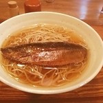 Teuchi Soba Hanamomo - 丁寧に炊かれたニシンが一本まるごと。シンプルながら味わい深いおだしと相性ぴったり