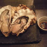 Nihonno Sake Shifuku - 生牡蠣（１個５００円）値段の割に巨大な牡蠣が！！！新鮮で旨味が濃くて美味しい（2014/07/04投稿分）
