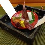 Yae sawa - ぶどう海老に本玉、消しゴム大に包丁が入れられた本鮪の蛇腹一貫。鮃等々。