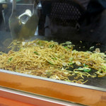 焼きそば&お好み焼 ニコニコ屋 - 鉄板には焼きそばの山が