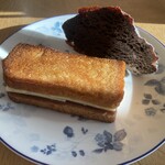 SAKImoto Bakery - 奥　ハニークロワッサン - チョコレート　手前　“極美”ハニートースト - あんバター