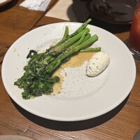 ピッツェリア&トラットリア ゴンゾ 目黒店 - ◎ アスパラ菜のアンチョビサルタート　980円