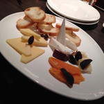 KOBEわいん食堂 - チーズ盛り合わせ