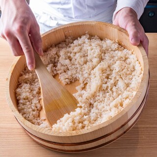 熟成寿司×赤酢シャリ職人の技が冴える一貫