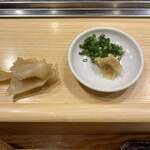 あたぼう鮨 - ガリも美味い、小皿は薬味