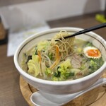 タムラ食堂 - たっぷり野菜のなかから　麺をリフトアップ⤴️
