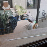 どう楽 - 蕎麦打ちが終わったら暇・・・のようです（＾＾）蕎麦打ちの看板が見えますが、お弟子さんのお店でも拝見する事が多いです。