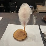 チッタ アルタ - コットンフラワー（綿花）。プロシュートクルードを巻いたグリッシーニ。甘さとしょっぱさの黄金の組み合わせ。