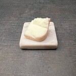 チッタ アルタ - アードベッグの大理石　アードベッグにつけた大理石の上にタレッジョを乗せて香りと共に楽しむ。