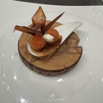 チッタ アルタ - 折り鶴　ドライトマトをシートにして。ミニトマト、クリームシーズとバルサミコのゼリー。トマトの甘味、旨味が濃縮。