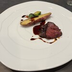 チッタ アルタ - 蝦夷鹿モモのロースト　ペドロヒメネスのソース　芽キャベツの炭火焼き　さつまいも。さつまいもは紅あずまだそうですが、見事なローストで甘みを引き出しています。肉はかなりレアだけど肉汁はおちついている。