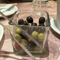 Bar Espanol LA BODEGA 大阪店 - 突き出しのオリーブ