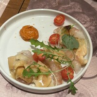 Bar Espanol LA BODEGA 大阪店 - 海老とつぶ貝のカルパッチョ