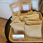 海女のテラス - 店頭では、バラ売り(240円)もありましたが、4個入箱の方が安いです。