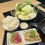 博多もつ鍋おおやま - 【もつ鍋御膳】
・もつ鍋みそ味
・ゆず大根
・馬刺し
・柔らか牛すもつ
・ご飯(大盛り)

＋・柔らかすもつ追加80g(２人で40gずつ)