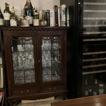 ラ サンセリテ - 素敵なワインセラーとワイングラスの棚