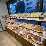 大松ベーカリー - 豊富な種類の調理パンが並ぶ道沿いの陳列棚