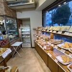 大松ベーカリー - 店内中程　パン陳列風景