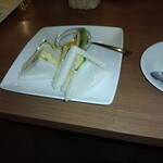 カフェキャンドゥール - サンドイッチは注文を受けてから作り始めていました。量もタップリでした
